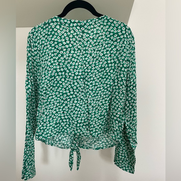 H&M Divided Green & White Floral Long Sleeve V-neck Top - Picture 4 of 5